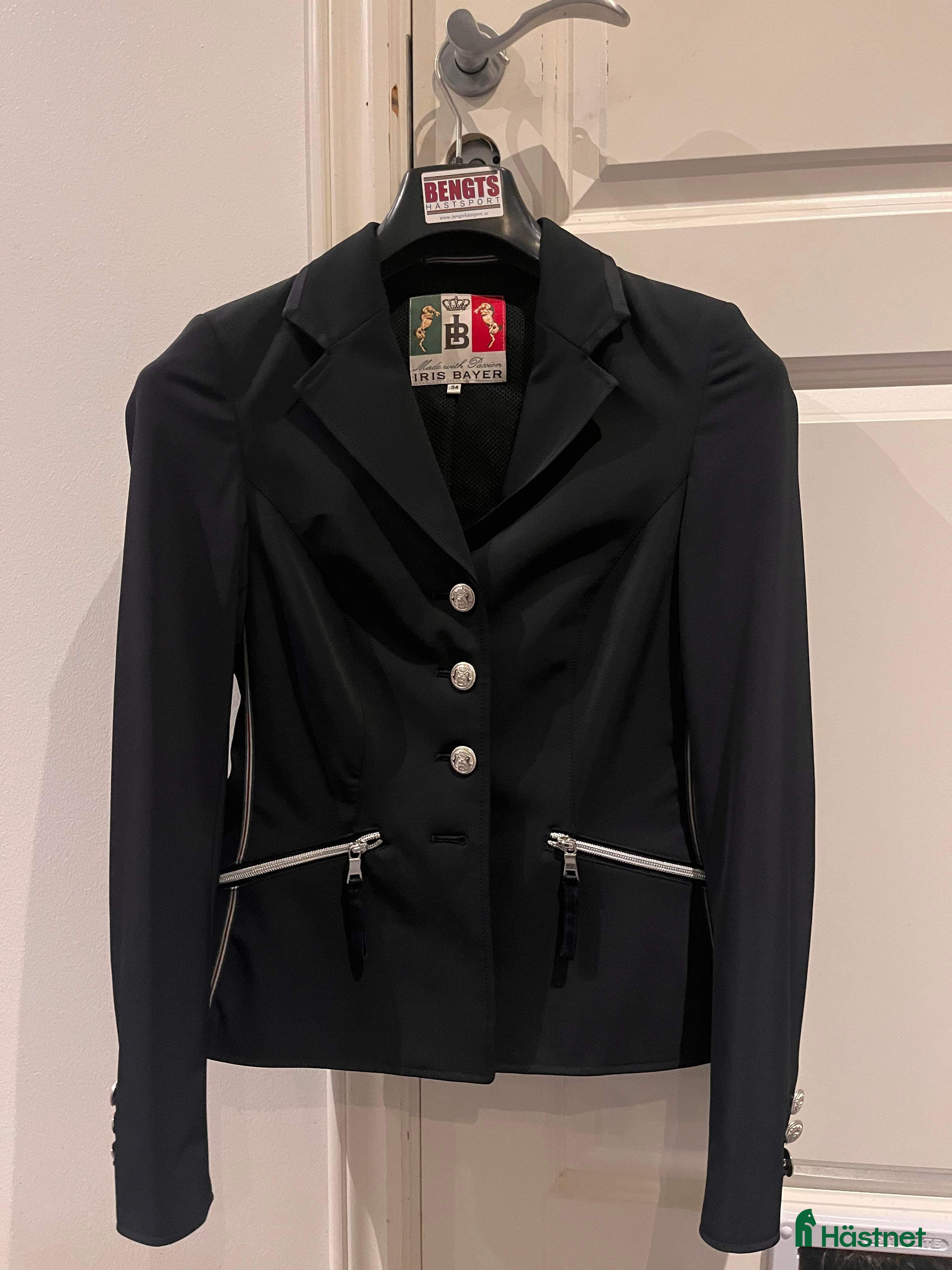 Jackor & Kavajer ryttarutrustning till salu: Helt ny oanvända svart iris bayer kavaj storlek 34 i Vellinge - Annons 11