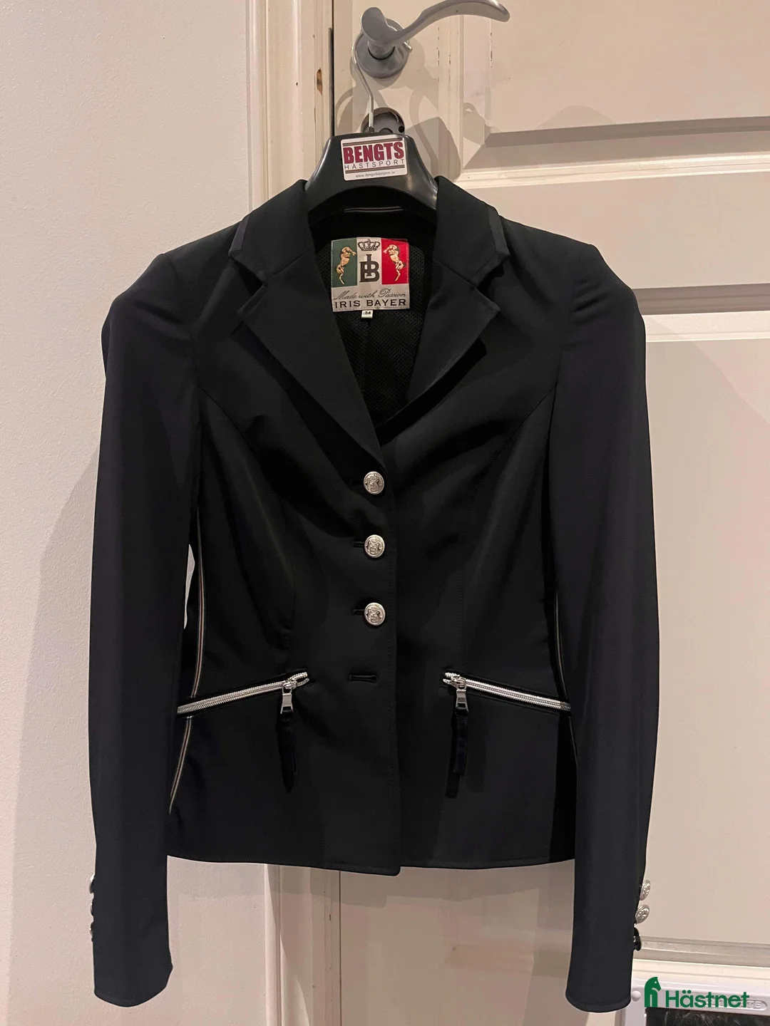 Jackor & Kavajer ryttarutrustning till salu: Helt ny oanvända svart iris bayer kavaj storlek 34 i Vellinge - Annons 1