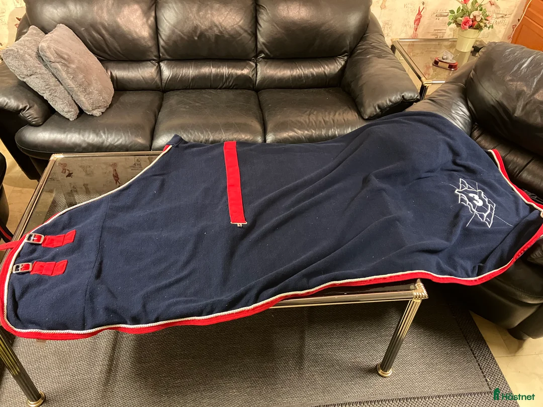 Täcken hästutrustning till salu: Fleecetäcken i fint skick storlek 155 - Annons 9