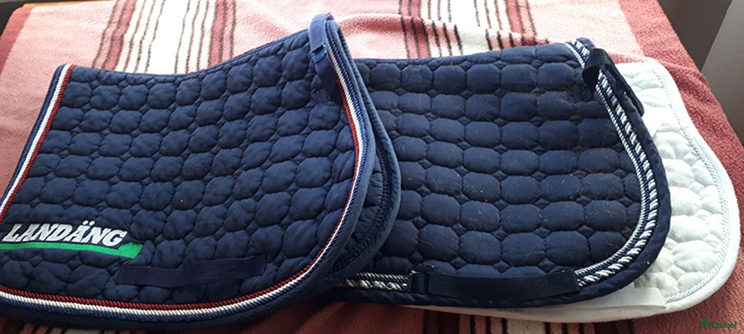 Schabrak & Vojlockar hästutrustning till salu: 2 blå ponny schabraK- 40 kr tillsammans i Tomelilla - Annons 1