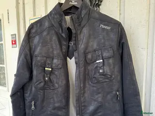 Jackor & Kavajer ryttarutrustning till salu: Pikeur jacka läderimitation - Annons 1