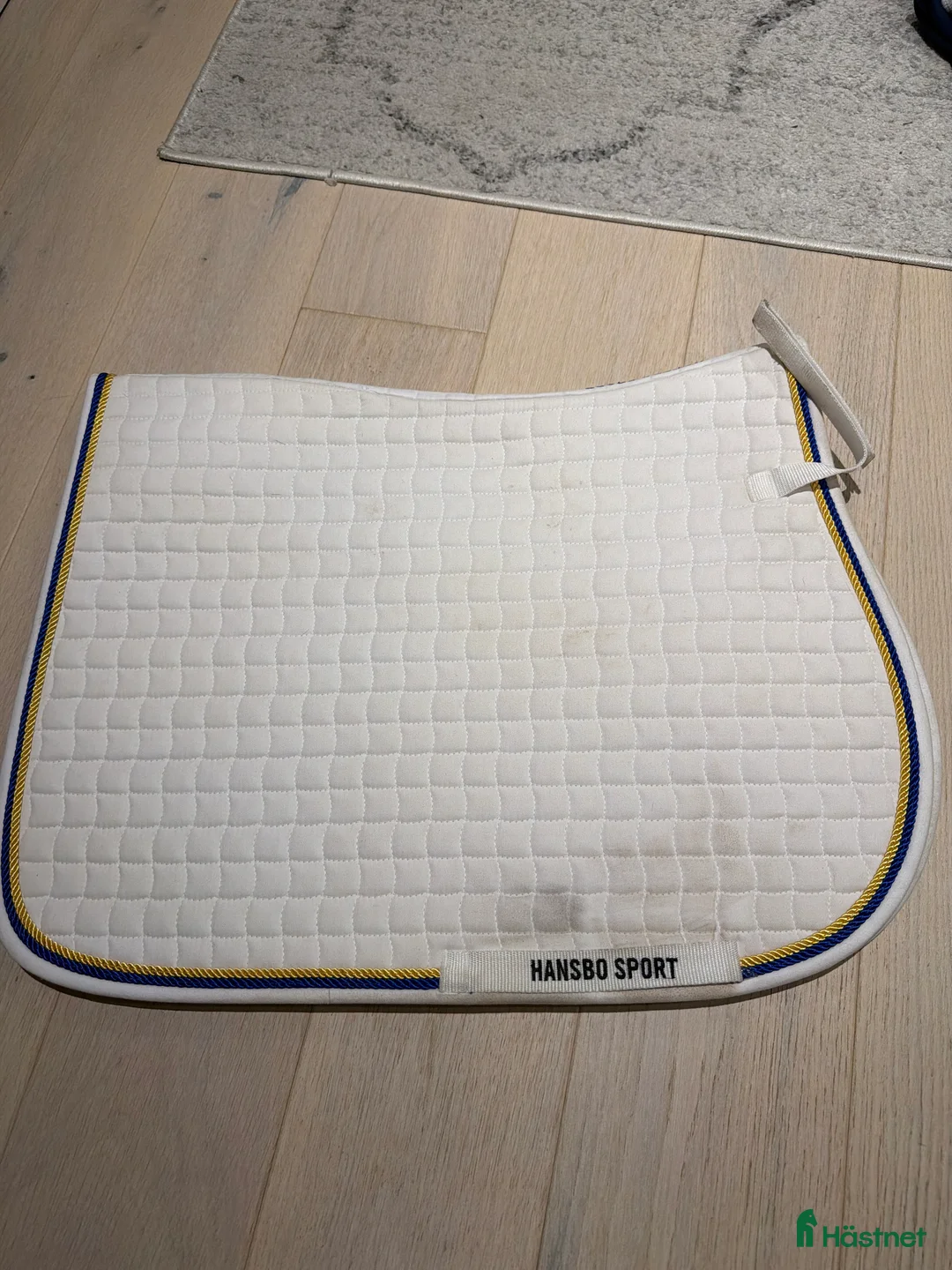 Schabrak & Vojlockar hästutrustning till salu: Vitt tävlingsschabrak - Annons 1