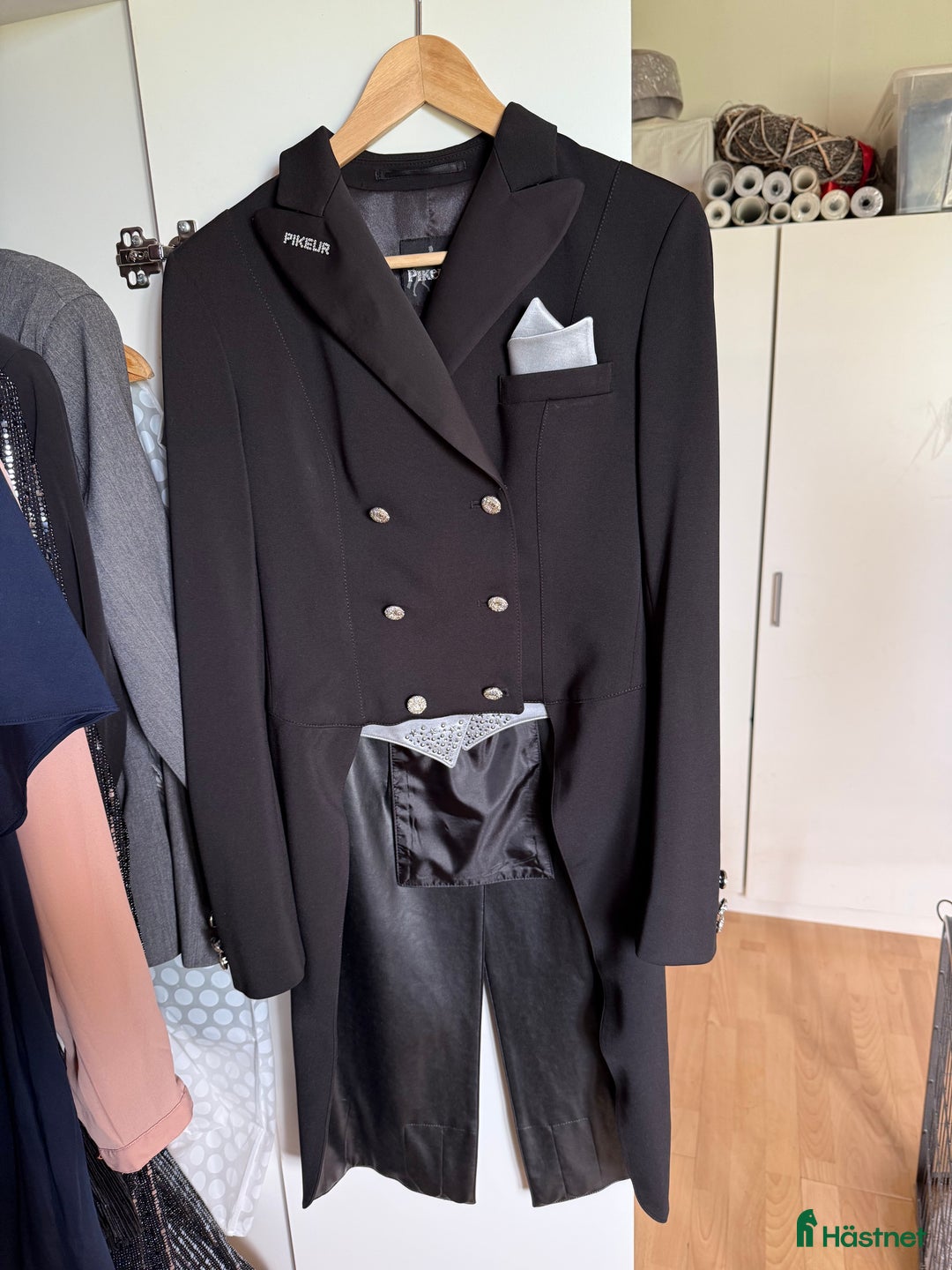 Jackor & Kavajer ryttarutrustning till salu: Frack, kavajer, ridbyxor  i Julita - Annons 1