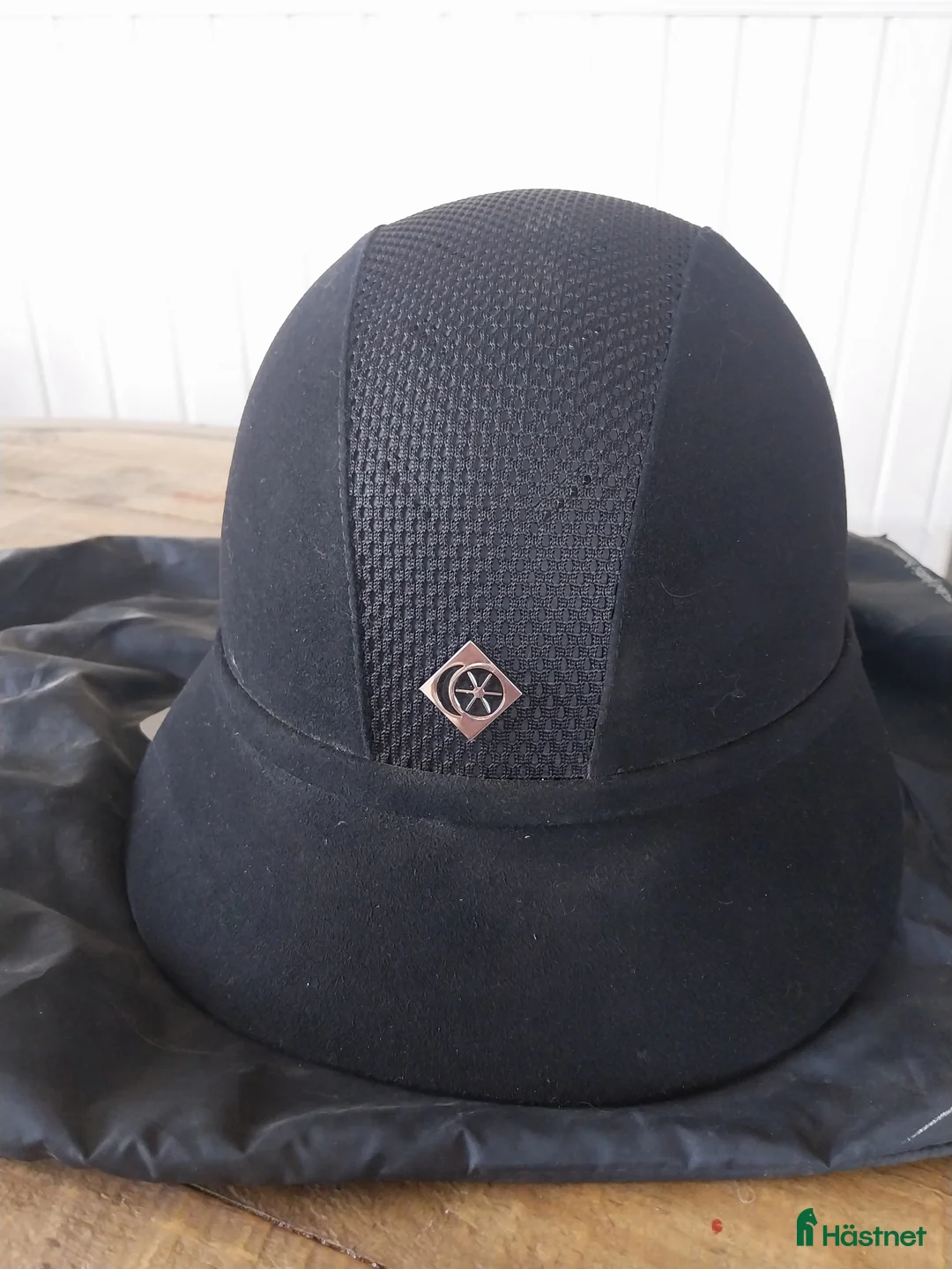 Hjälmar ryttarutrustning till salu: Charles Owen hjälm  - Annons 1