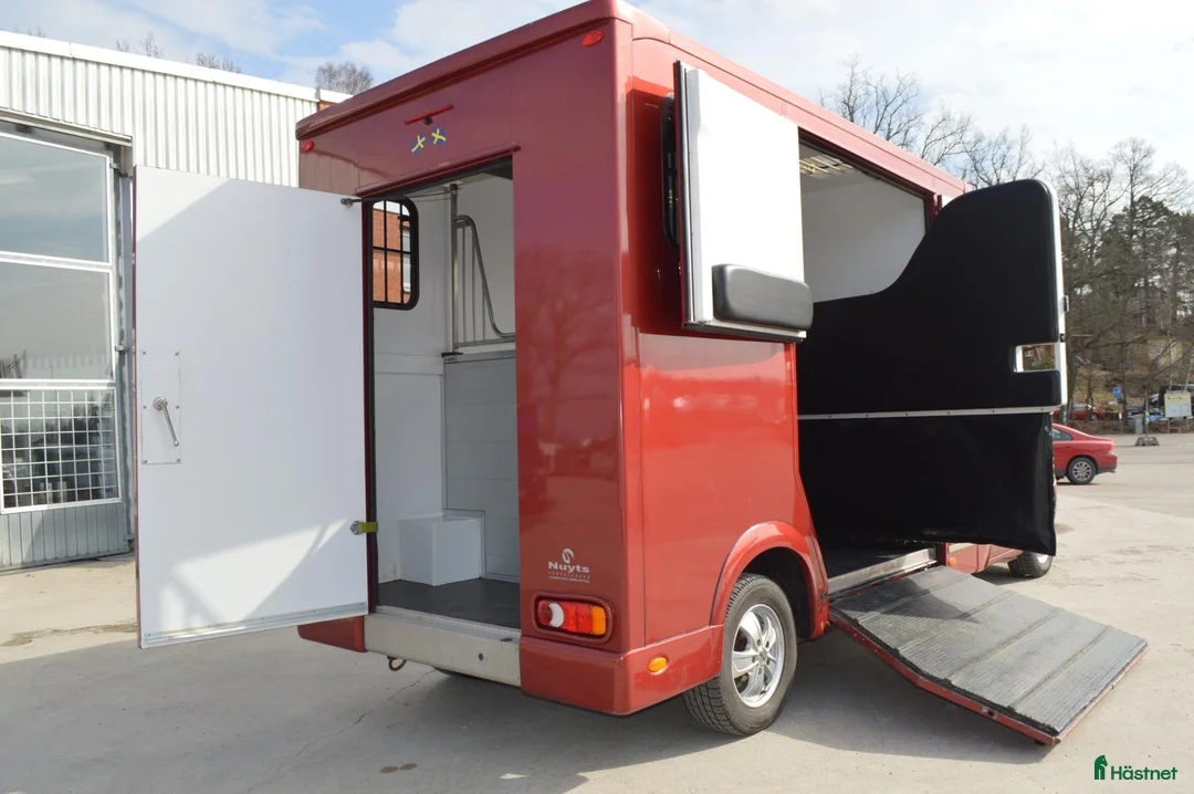 Hästlastbilar  fordon & transport till salu: Nuyts 3-sits 2016 med bodel, Automat - Annons 7