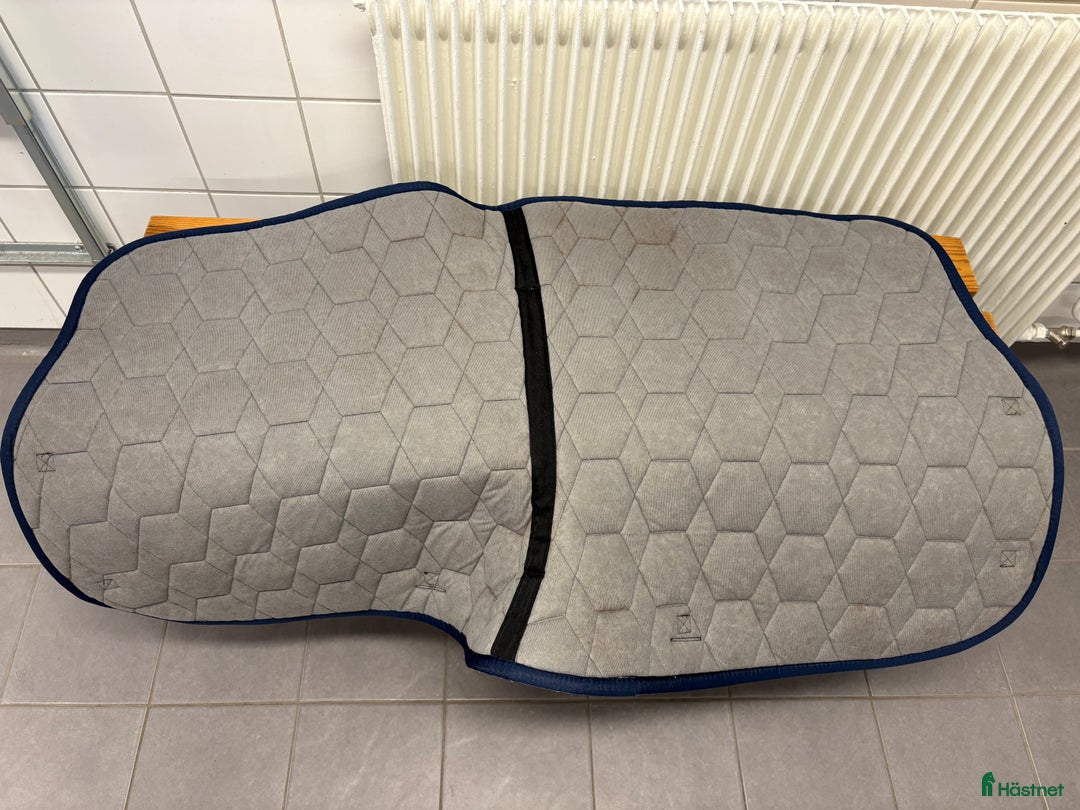 Schabrak & Vojlockar hästutrustning till salu: Marinblått Mattes Dressyrschabrak  i Karlstad - Annons 4