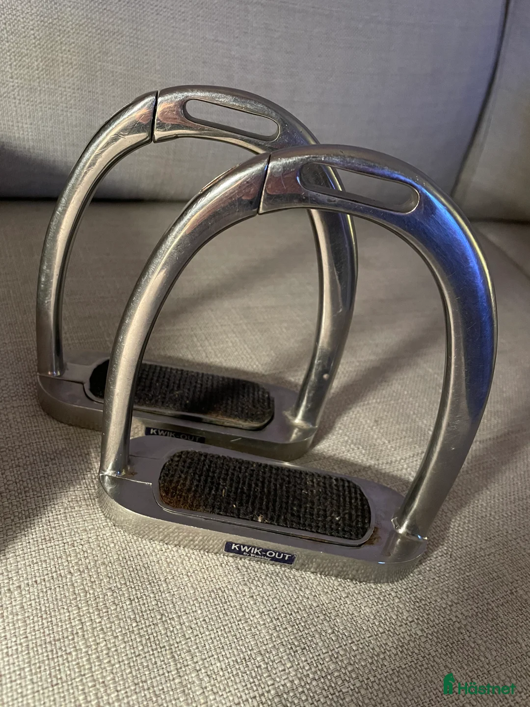 Stigbyglar hästutrustning till salu: Kwik Out säkerhetsstigbyglar - Annons 1