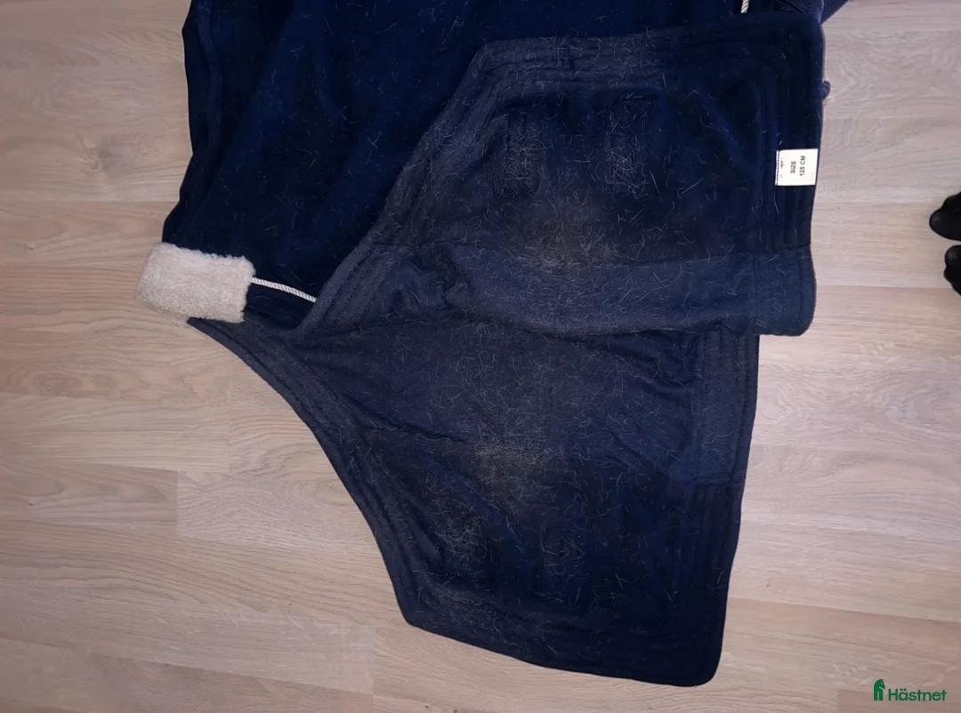 Täcken hästutrustning till salu: Fleecetäcke 135 - Annons 2