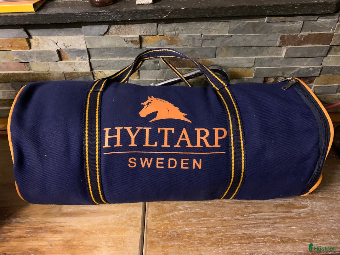 Täcken hästutrustning till salu: Helt nytt Fleecetäcke Greta hyltarp storlek 165cm i Hanaskog - Annons 11
