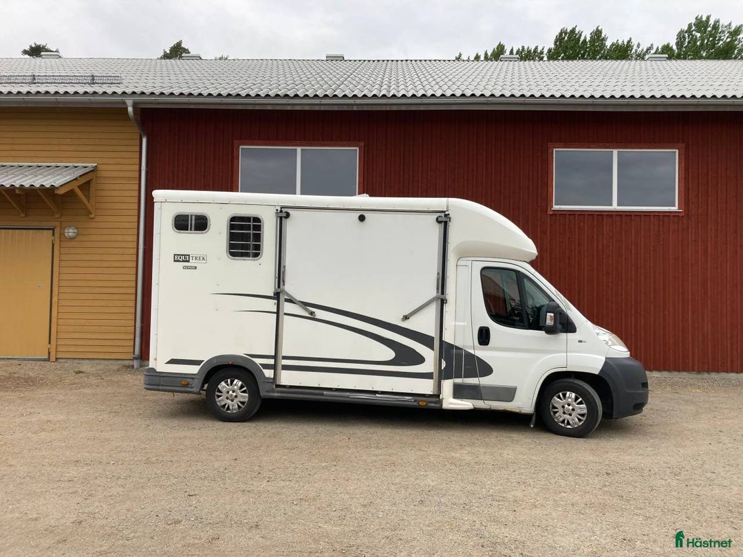 Hästlastbilar  fordon & transport till salu: Peugeot Equi-trek 3-sits från 2012. 950kg lastvikt i Täby - Bild 3