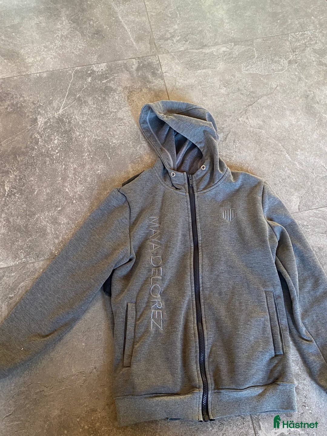 Övrigt Ridkläder ryttarutrustning till salu: Maya delorez hoddie i Lyckeby - Annons 1