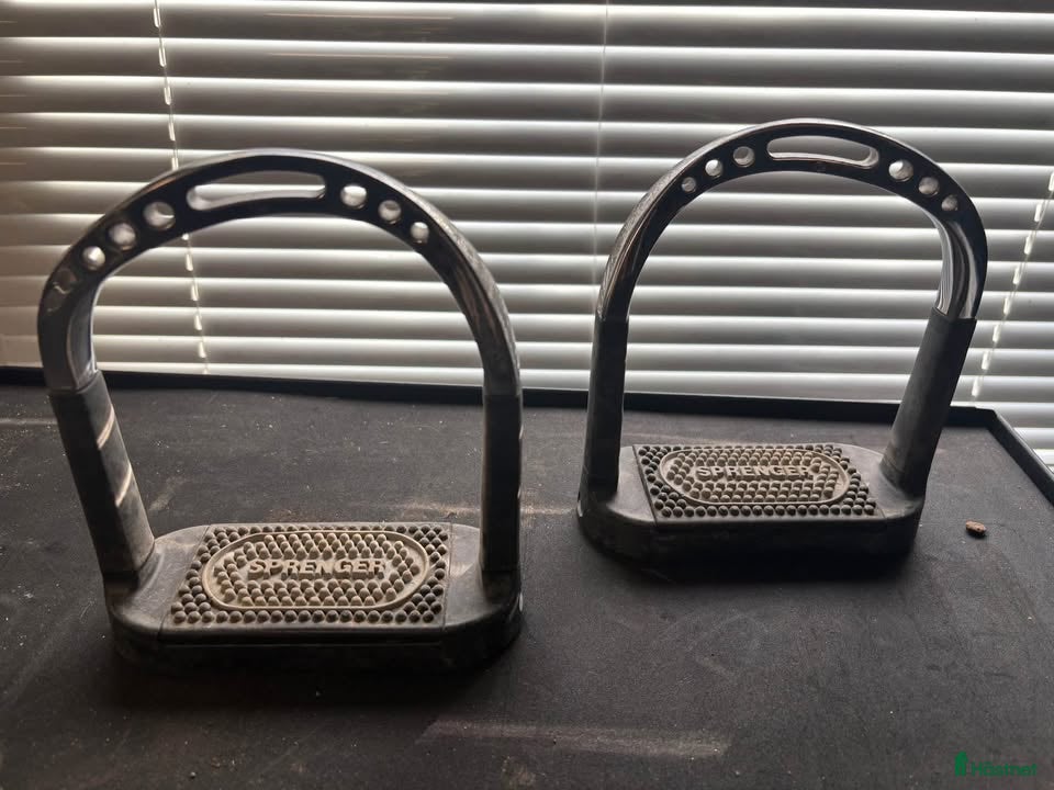 Stigbyglar hästutrustning till salu: Stigbyglar Sprenger Flexcite i Vetlanda - Annons 8