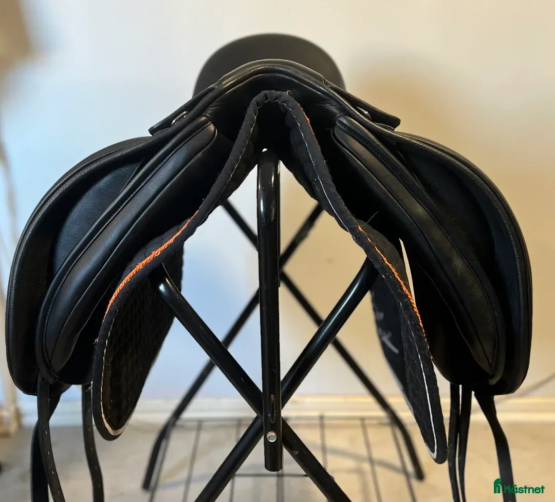 Sadlar hästutrustning till salu: Bates Isabell Werth i nyskick i Tvååker - Annons 3