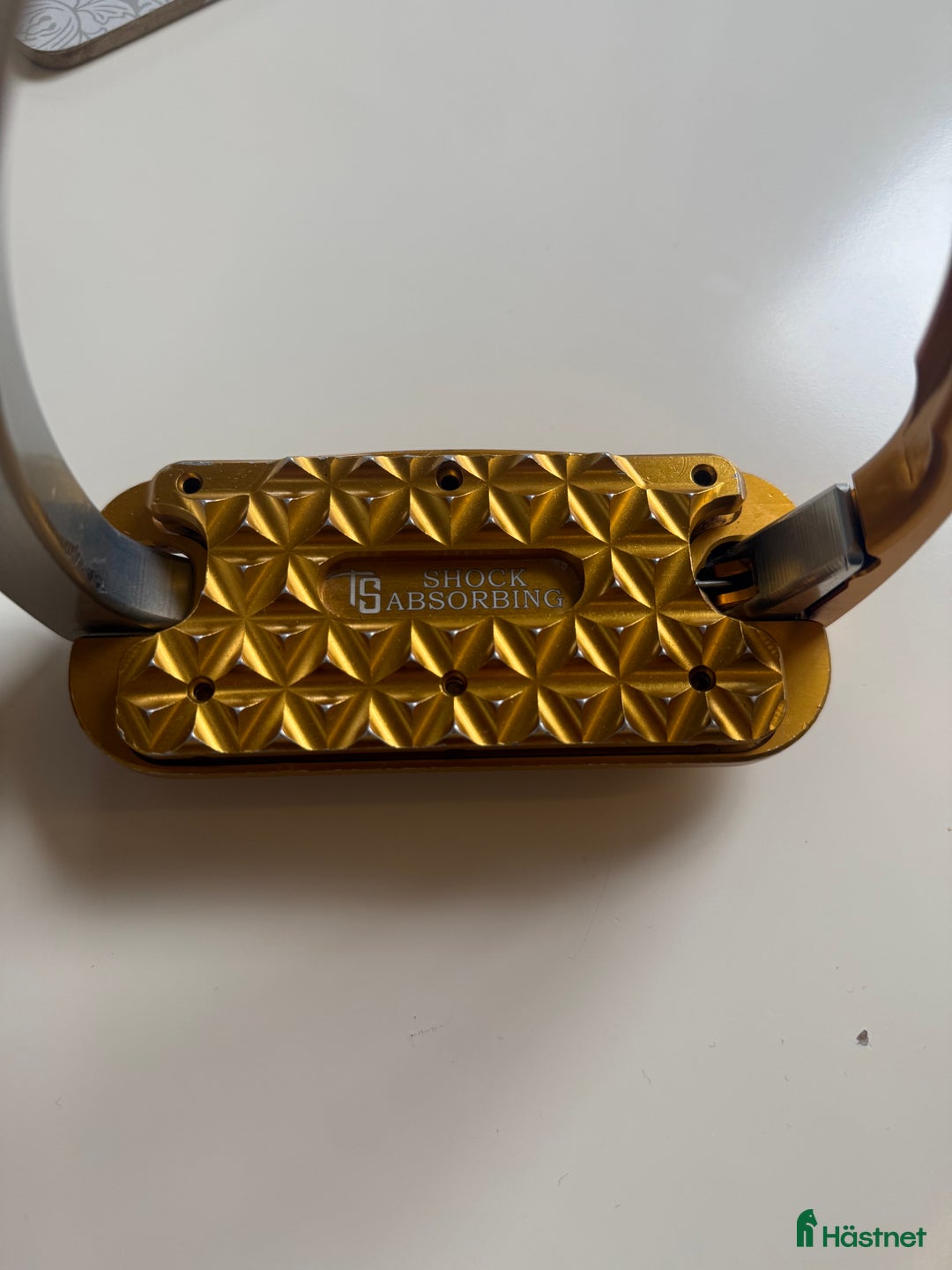 Stigbyglar hästutrustning till salu: Guldiga tech strirrups i Huddinge - Annons 4