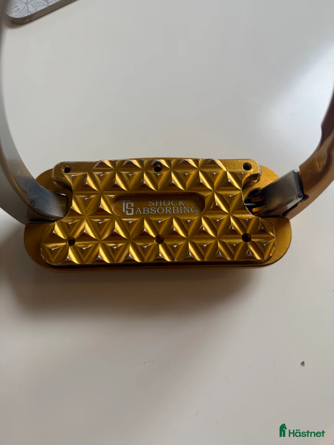 Stigbyglar hästutrustning till salu: Guldiga tech strirrups i Huddinge - Annons 4