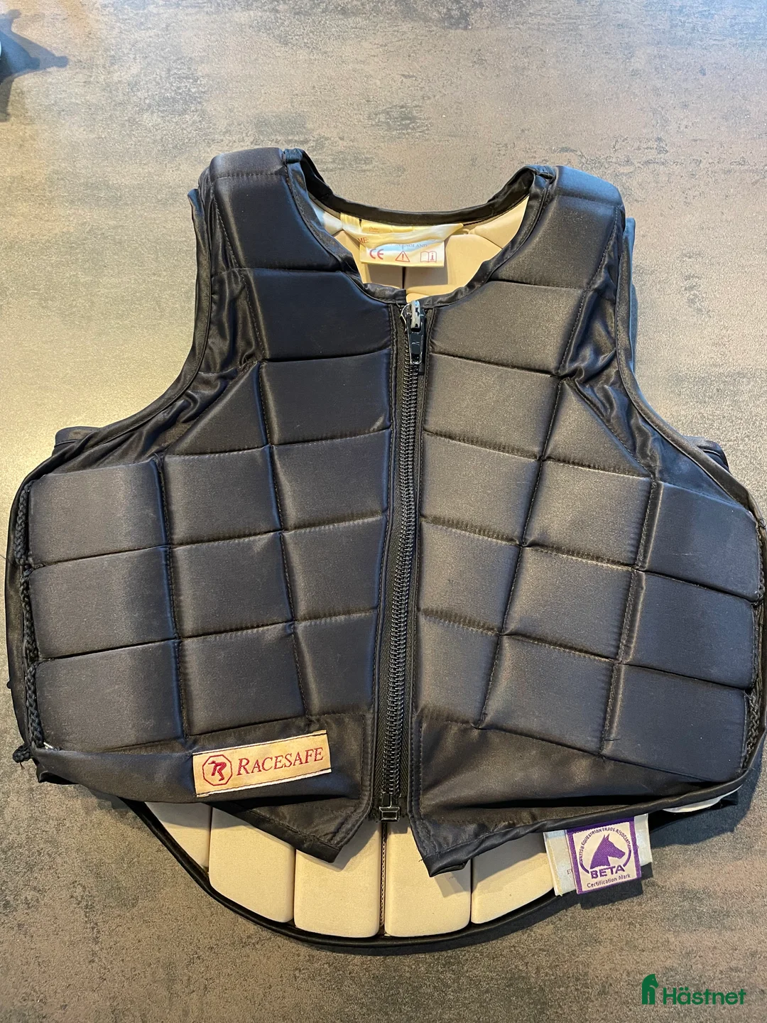 Säkerhetsvästar ryttarutrustning till salu: Racesafe - Annons 1