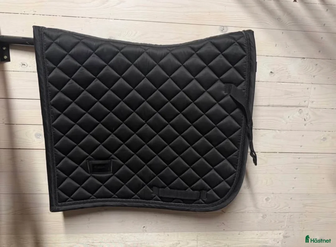 Schabrak & Vojlockar hästutrustning till salu: Fina Dressyrschabrak till salu!  i Gråbo - Annons 2