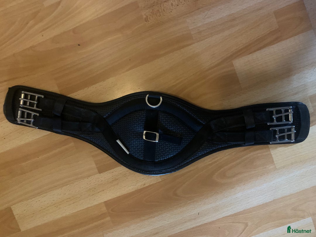 Sadeltillbehör hästutrustning till salu: Dressyrgjord i sympatex  i Hälleforsnäs - Annons 1