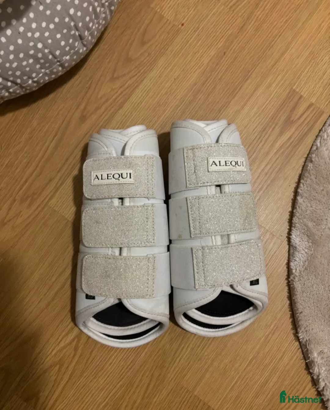 Benskydd hästutrustning till salu: Fina dressyr skydd i Nossebro - Annons 1