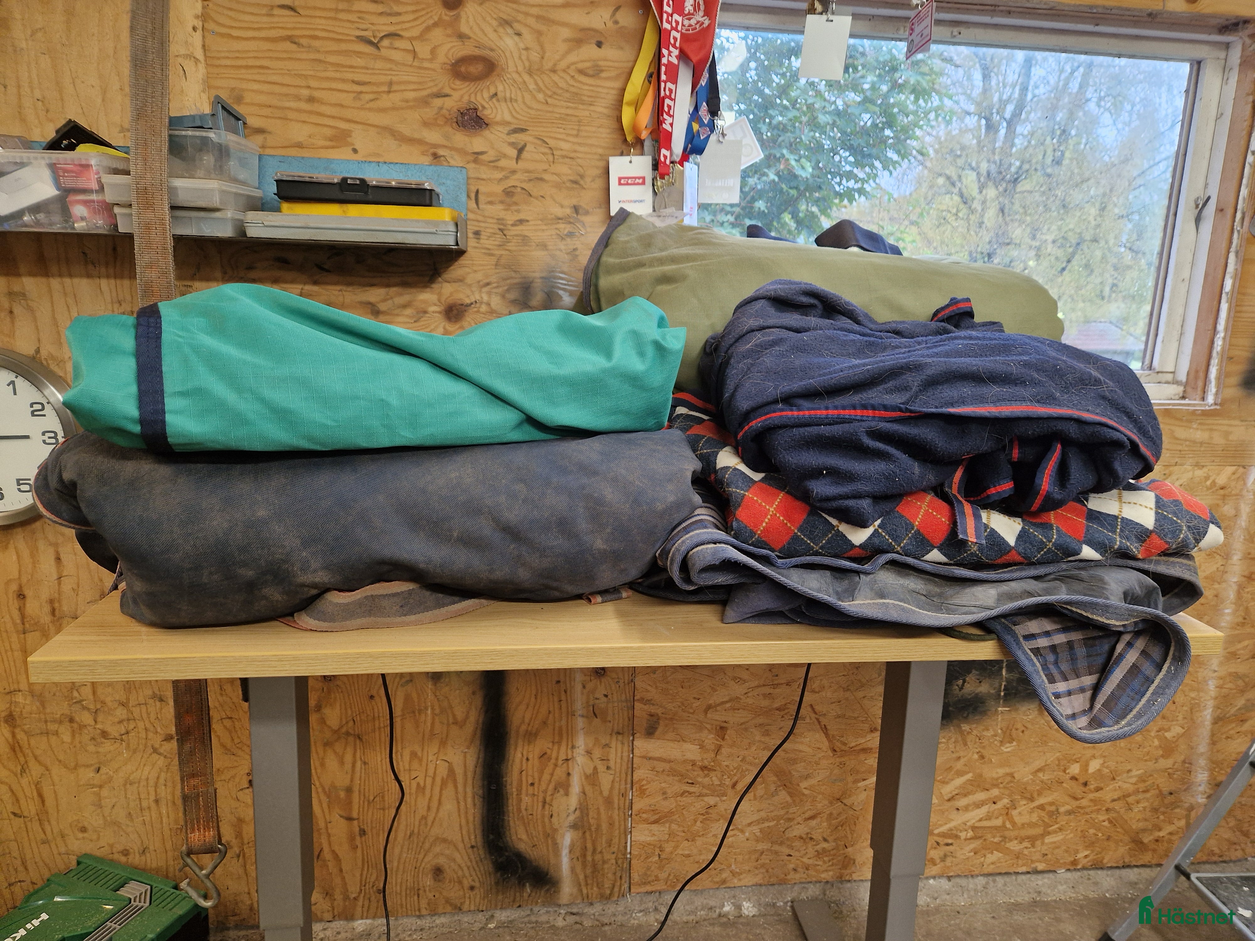 Täcken hästutrustning till salu: Täcken-vinter, sommar, regn i Skara - Annons 1