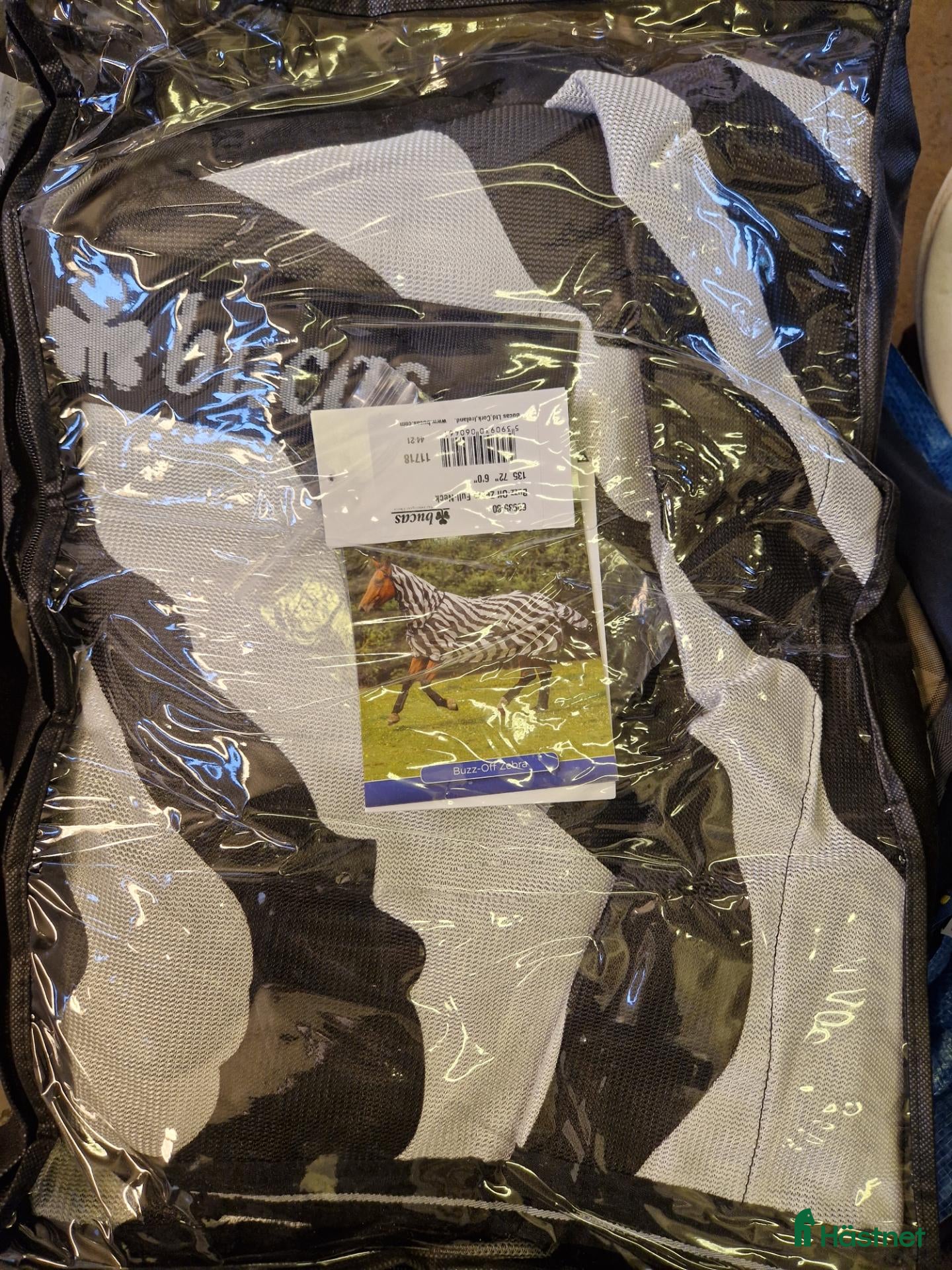 Täcken hästutrustning till salu: Bucas Buzz-off zebra full neck 135 cm - Annons 4