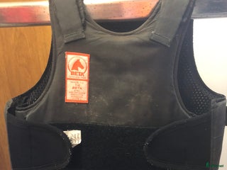 Säkerhetsvästar ryttarutrustning till salu: 2 st Säkerhetsvästar barn i Örbyhus - Annons 2