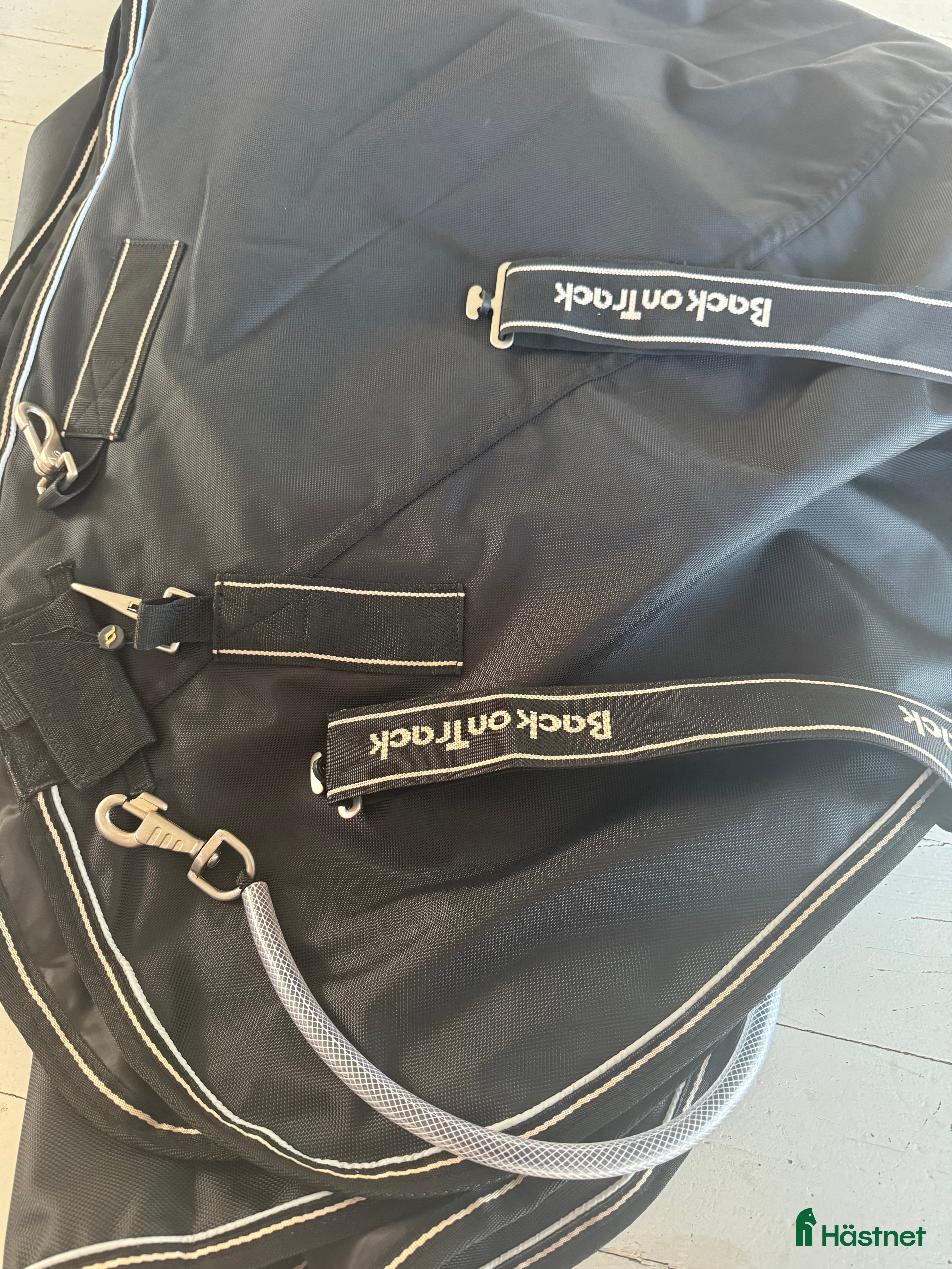 Täcken hästutrustning till salu: Back on Track "Obsidian" Utetäcke 150g m halsdel  i Örkelljunga - Annons 4