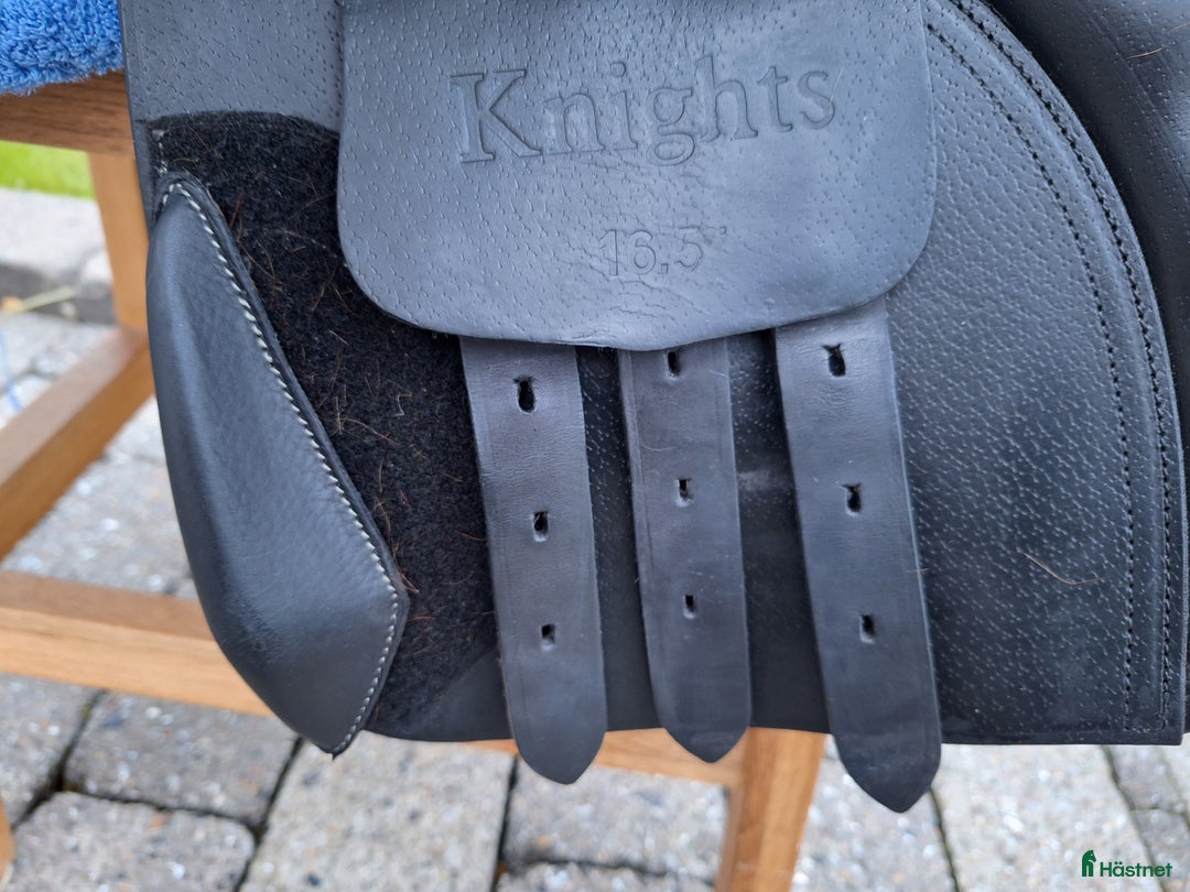 Sadlar hästutrustning till salu: Knights Siddhant 16,5 Svart hoppsadel i Torslanda - Annons 4