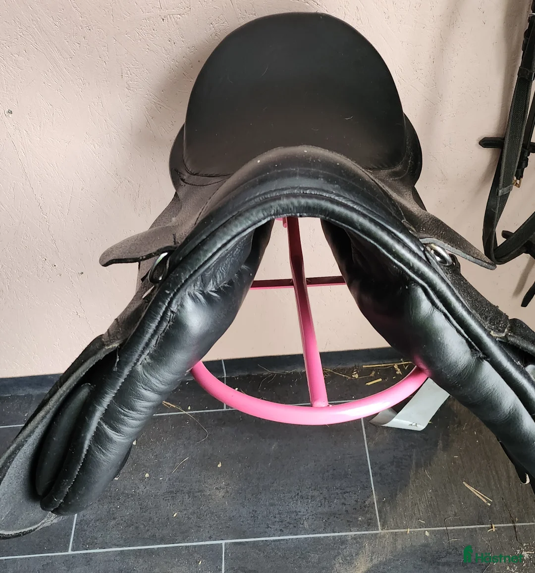 Sadlar hästutrustning till salu: Svart allround sadel  i Kungsör - Annons 2