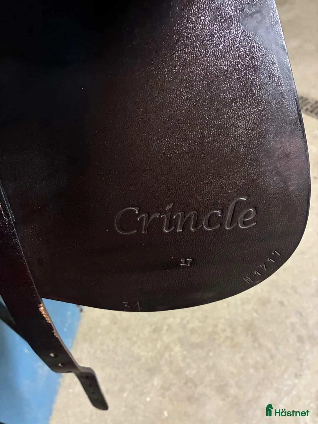 Sadlar hästutrustning till salu: Globus Crincle dressyrsadel 17” / 34, brun i Åkers Styckebruk - Annons 2