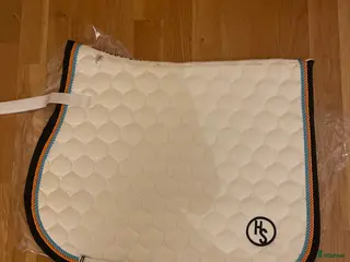 Schabrak & Vojlockar hästutrustning Vitt schabrak i Umeå - Annons 1