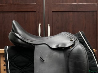 Sadlar hästutrustning till salu: Celine hoppsadel i Jordbro - Annons 2