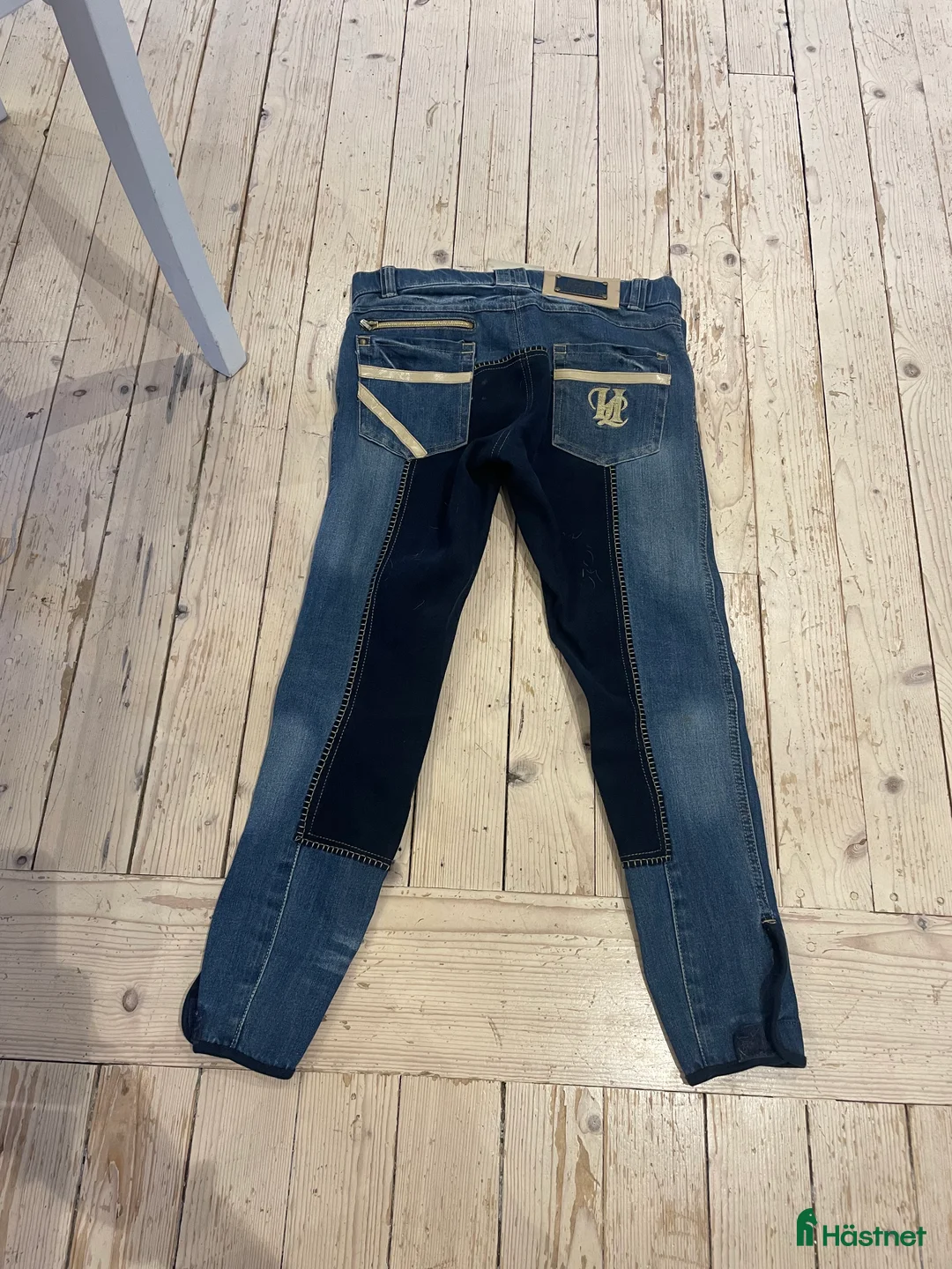 Ridbyxor ryttarutrustning till salu: Super snygga jeansridbyxor  i Norrköping - Annons 1