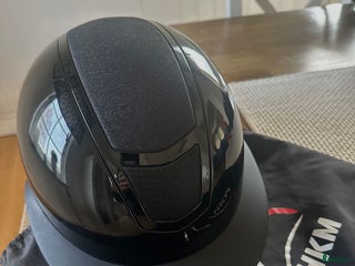 Hjälmar ryttarutrustning till salu: HKM Ridhjälm med solskärm i Tidaholm - Annons 2