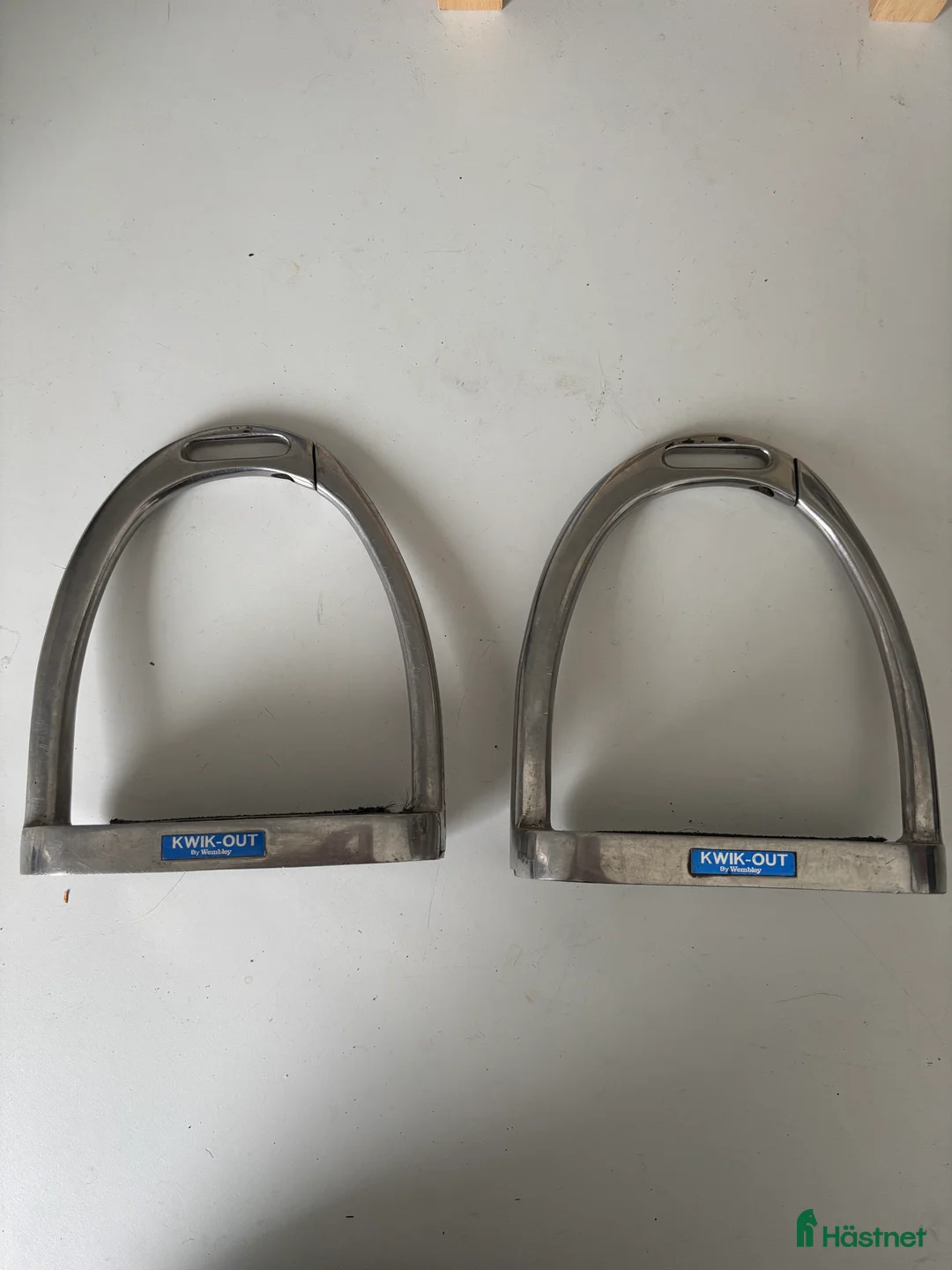 Stigbyglar hästutrustning till salu: Kwik-Out Säkerhetsstigbyglar i Uttran - Annons 1