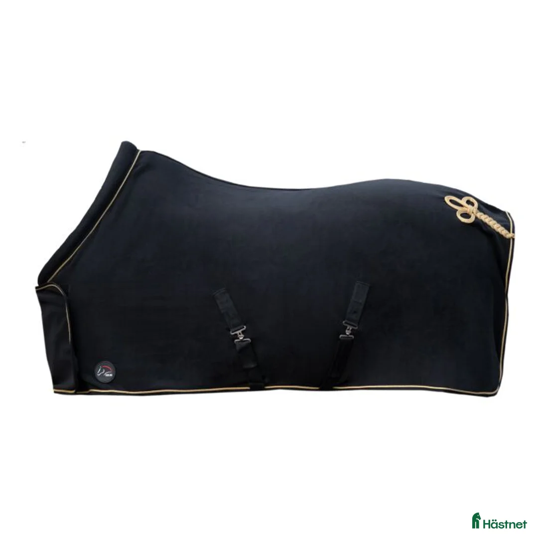 Täcken hästutrustning till salu: NY fleecetäcken 135cm med krage - Annons 1