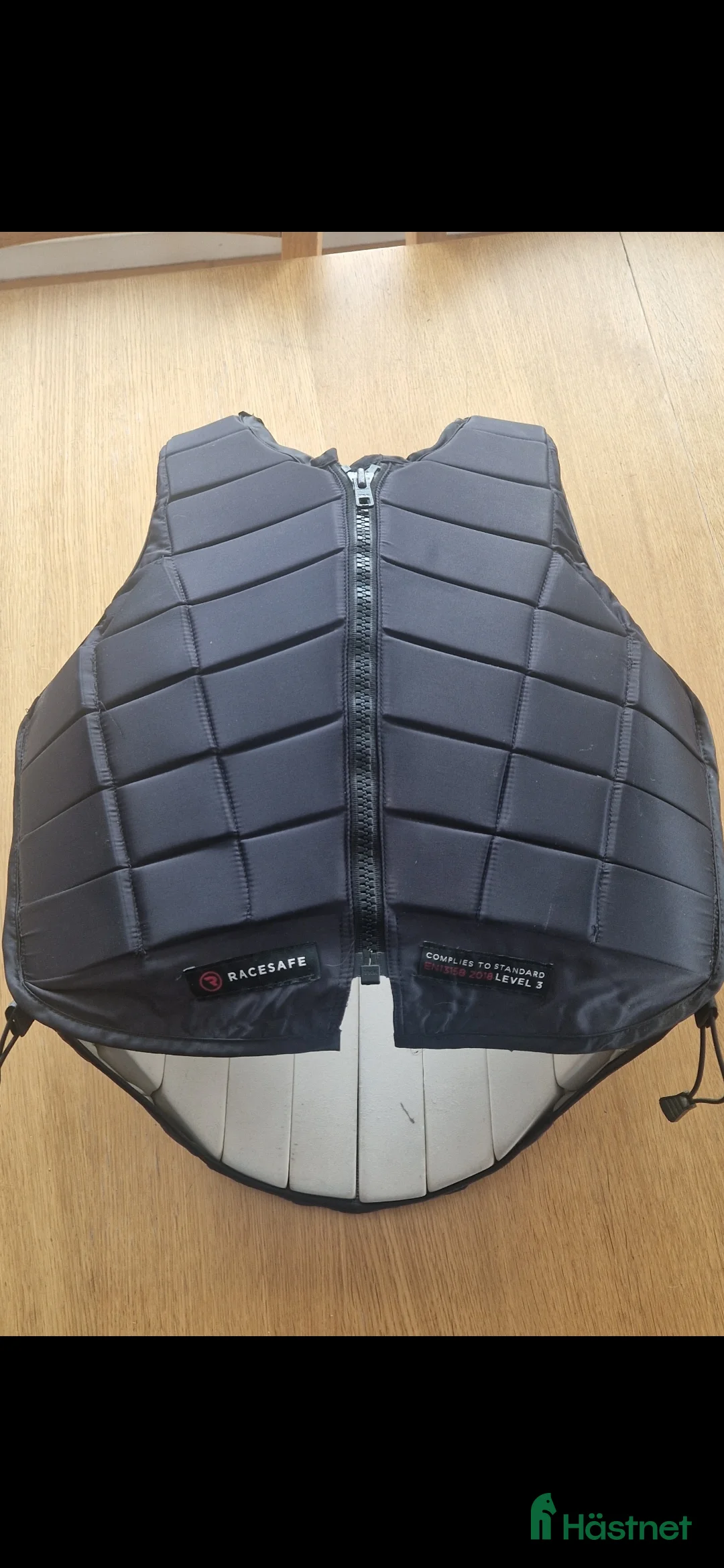 Säkerhetsvästar ryttarutrustning till salu: Racesafe säkerhetsväst strl. Vuxen M - Annons 1