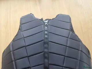 Säkerhetsvästar ryttarutrustning till salu: Racesafe säkerhetsväst strl. Vuxen M - Annons 1