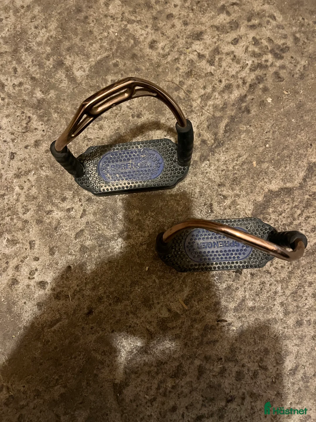 Sadeltillbehör hästutrustning till salu: Sprenger Stigbyglar Bow Balance Bronze i Landsbro - Annons 3