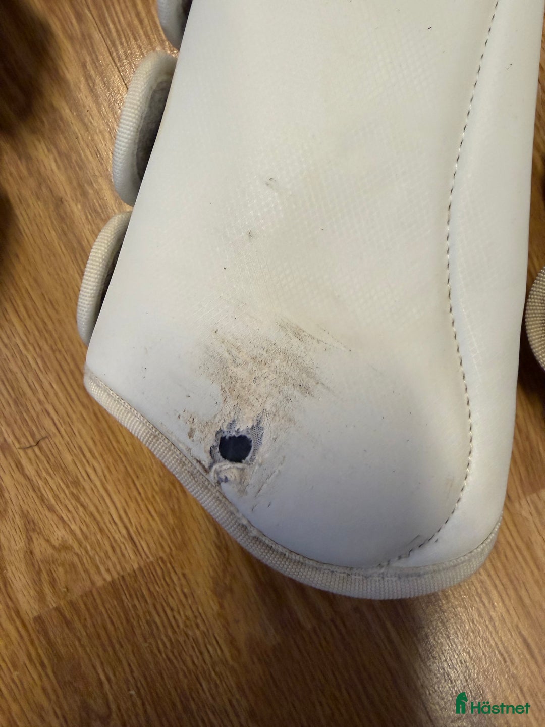 Benskydd hästutrustning till salu: Vita skydd  i Vendelsö - Annons 2