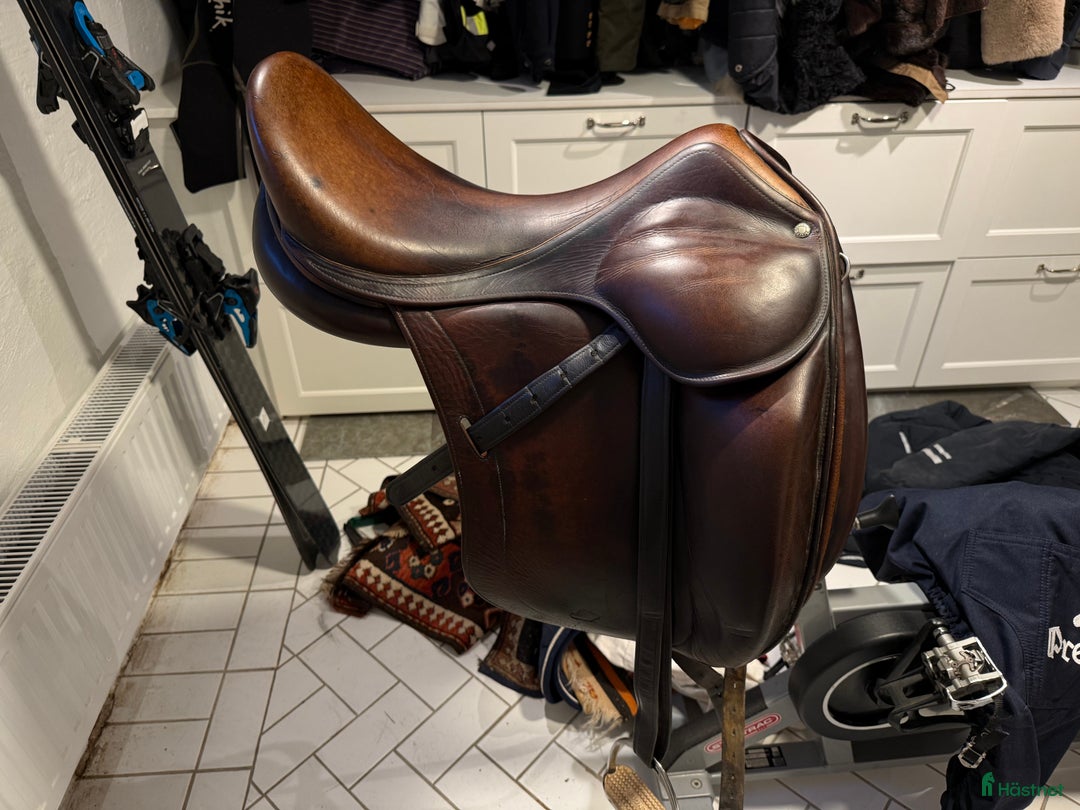 Sadlar hästutrustning till salu: Childéric dressyrsadel, stigbyglar, sadelgjord! i Bromma - Annons 1