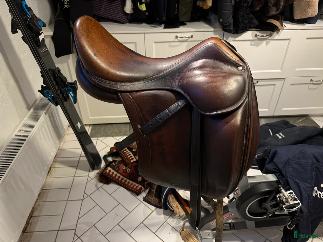 Sadlar hästutrustning till salu: Childéric dressyrsadel, stigbyglar, sadelgjord! i Bromma - Annons 1
