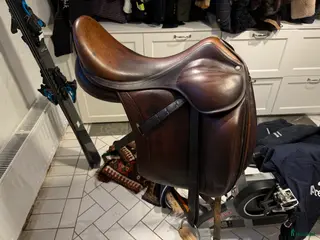 Sadlar hästutrustning Childéric dressyrsadel, stigbyglar, sadelgjord! i Bromma - Annons 3