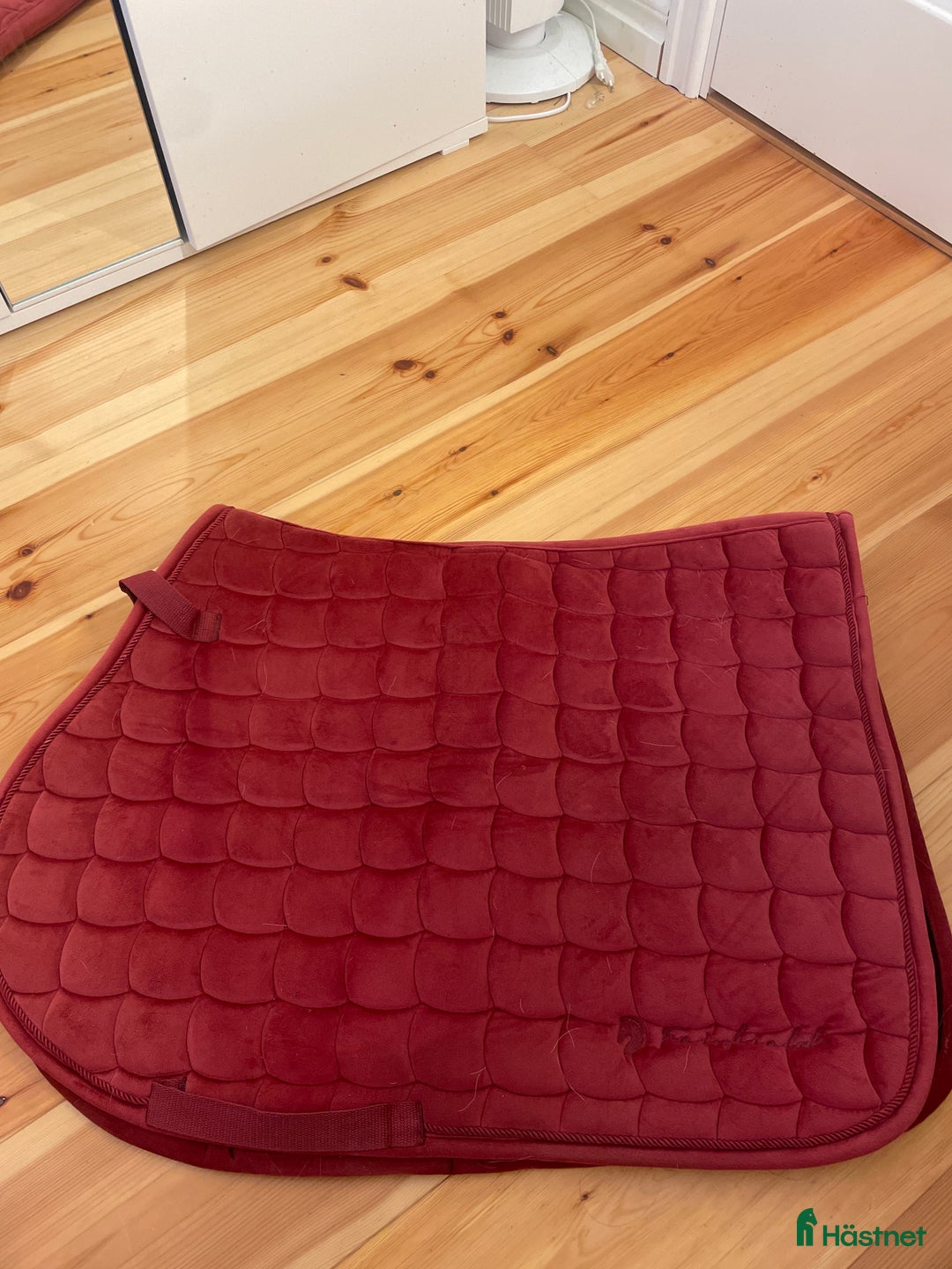 Schabrak & Vojlockar hästutrustning till salu: Rosa/röd sammets schabrak i Söråker - Annons 1