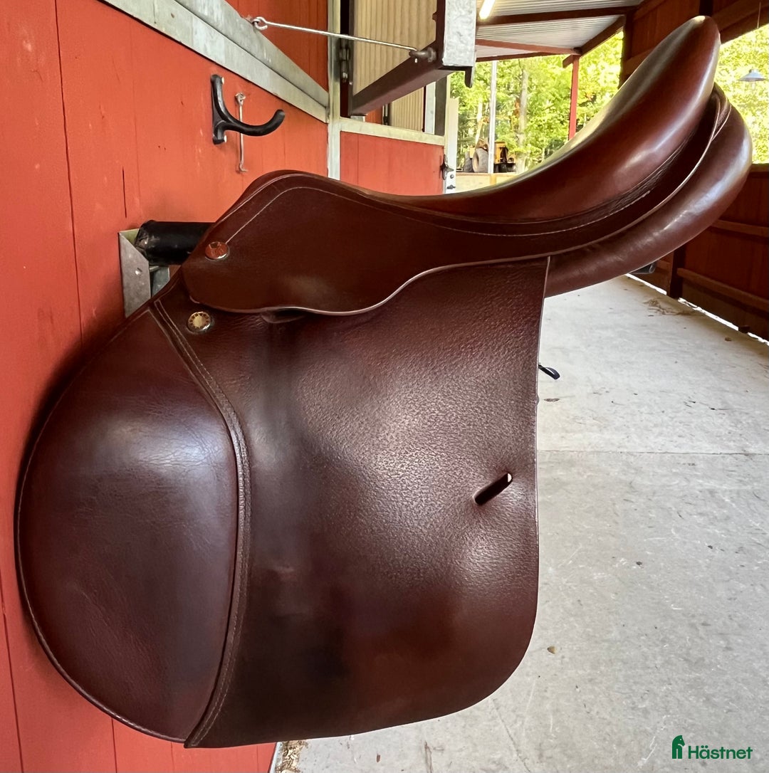Sadlar hästutrustning till salu: Hoppsadel  i Bromölla - Annons 1