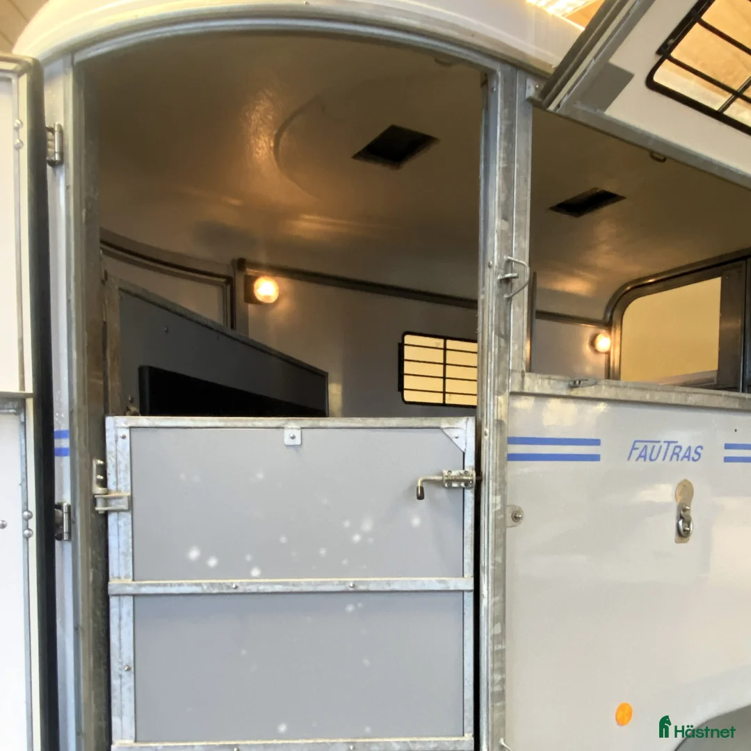 Hästtransporter  fordon & transport till salu: Lasta diagonalt stuterimodell- Fautras Oblic+2-18 i Kvicksund - Annons 16