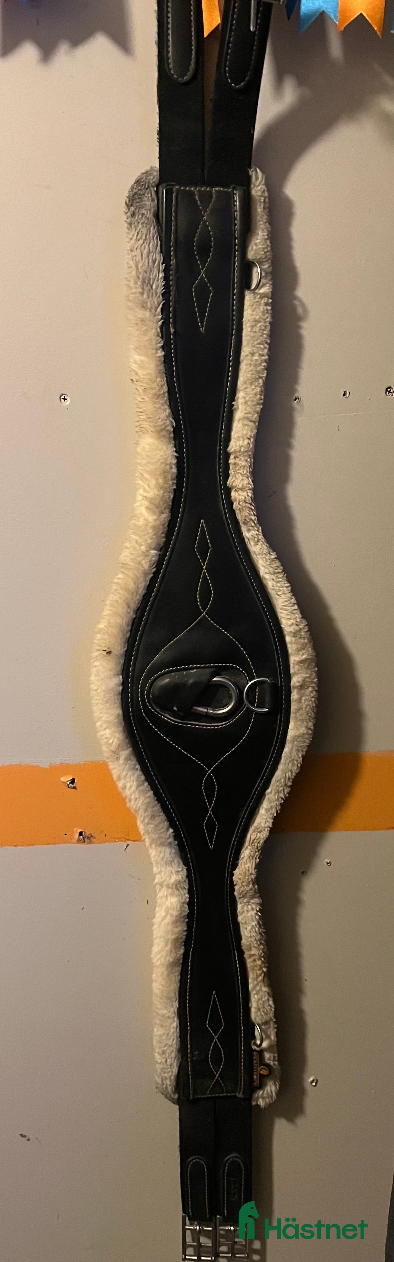 Sadeltillbehör hästutrustning till salu: Kentucky sadelgjord med fårskinn i Mjölby - Annons 2