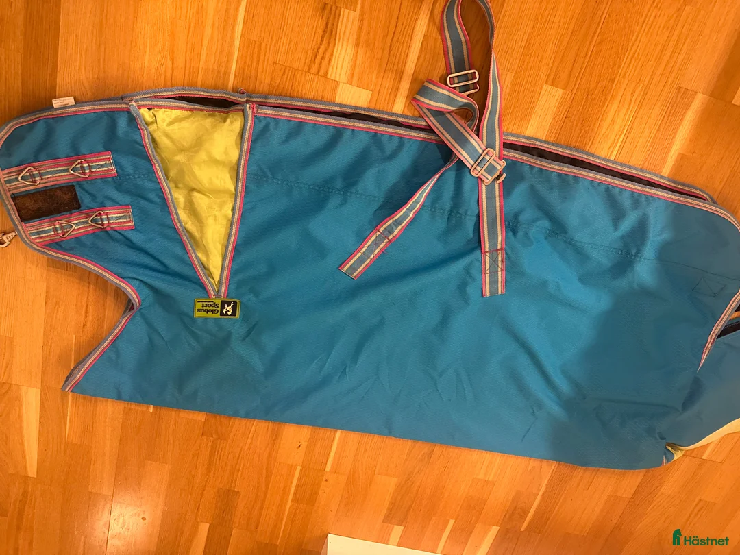 Täcken hästutrustning till salu: Regntäcke med Halvhals 115 cm 600D - Annons 1