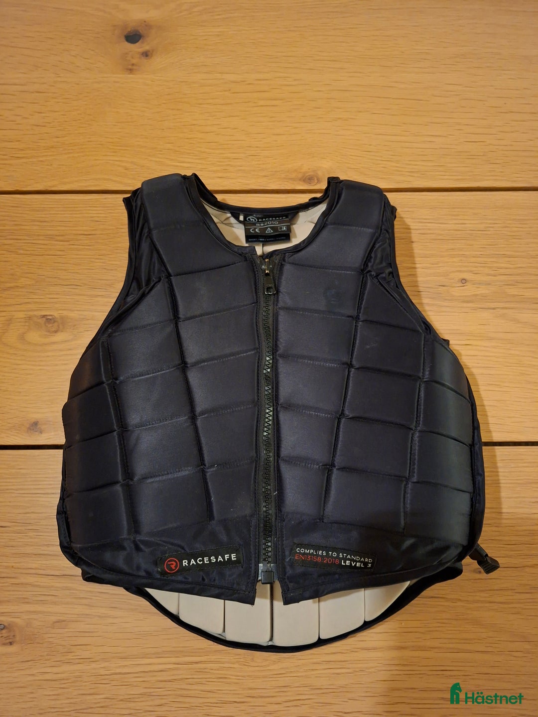 Säkerhetsvästar ryttarutrustning till salu: Racesafe ridväst i Örebro - Annons 1