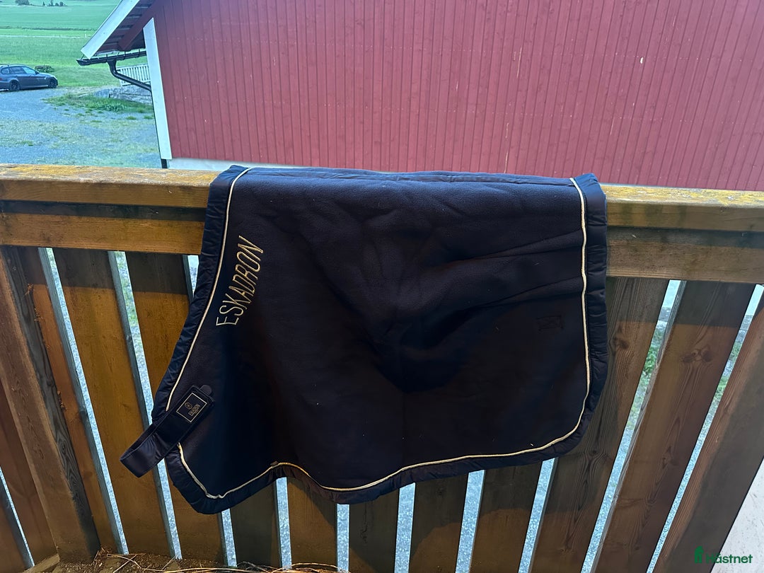 Täcken hästutrustning till salu: Jätte fin ländtäcke från Eskadron, nyskick! i Forserum - Annons 1